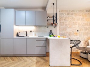 Estudio (A1) | Cocina privada | Frigorífico, placa de cocina, lavavajillas y máquina de café espresso