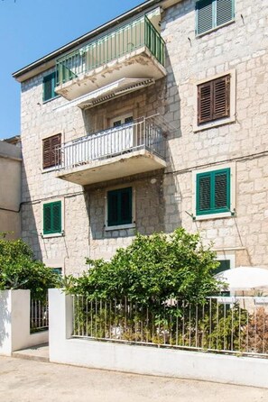 Building design - Apartments Centre In Stone House (Split)