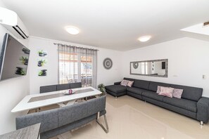 Ferienhaus | Wohnzimmer | Smart-TV, Netflix, Streaming-Dienste