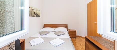 ハウス | アイロン / アイロン台、ベビーベッド (無料)、WiFi (無料)