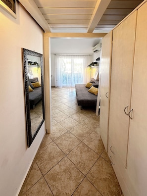Studio (A1) | Vestibule