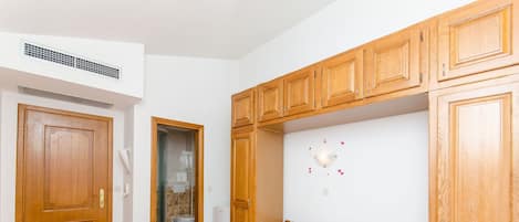 Iron/ironing board, free WiFi