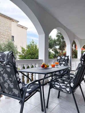 Apartment (A2) | Terrace/patio - Apartments Apartments -T & T (Okrug)