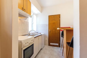 Apartment (A1) | Private kitchen | Fridge, oven, stovetop, espresso maker - Apartment Center With Jacuzzi (Split)