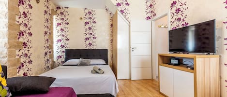 Caja de seguridad en la habitación y tabla de planchar con plancha