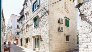 A narrow street with stone buildings, a bench, and a narrow passageway. - Apartment Center With Jacuzzi (Split)