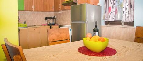 House | Private kitchen | Fridge, oven, stovetop, cookware/dishes/utensils