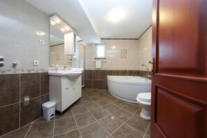 Apartment (A1) | Bathroom | Shower, towels, toilet paper - Apartment Arte (Makarska)