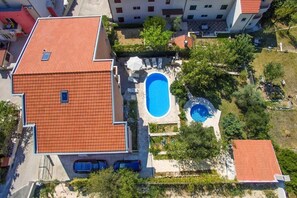 Szabadtéri medence, napernyők és napozóágyak