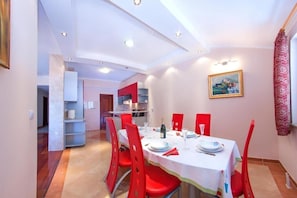 Apartment (A1) | Private kitchen | Fridge, microwave, oven, stovetop - Apartment Arte (Makarska)