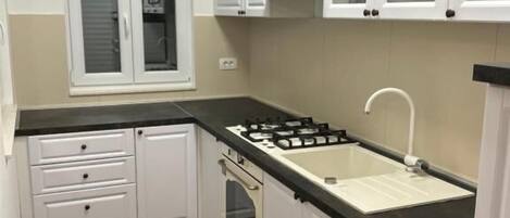 ハウス | 専用キッチン | 冷蔵庫、電子レンジ、オーブン、コンロ