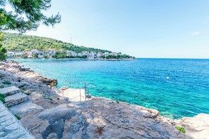Beach nearby - Apartments Fenix (Primosten)