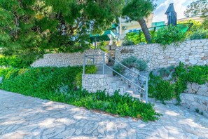 Beach nearby - Apartments Fenix (Primosten)