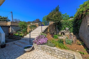 Courtyard - Apartment Mare (Novi Vinodolski)