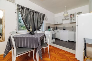 Appartamento (A1) | Cucina privata | Frigorifero, microonde, forno, piano cottura