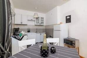 Apartment (A1) | Private kitchen | Fridge, microwave, oven, stovetop - Apartment Mare (Novi Vinodolski)