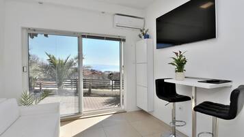 Studio (A1) | Dining