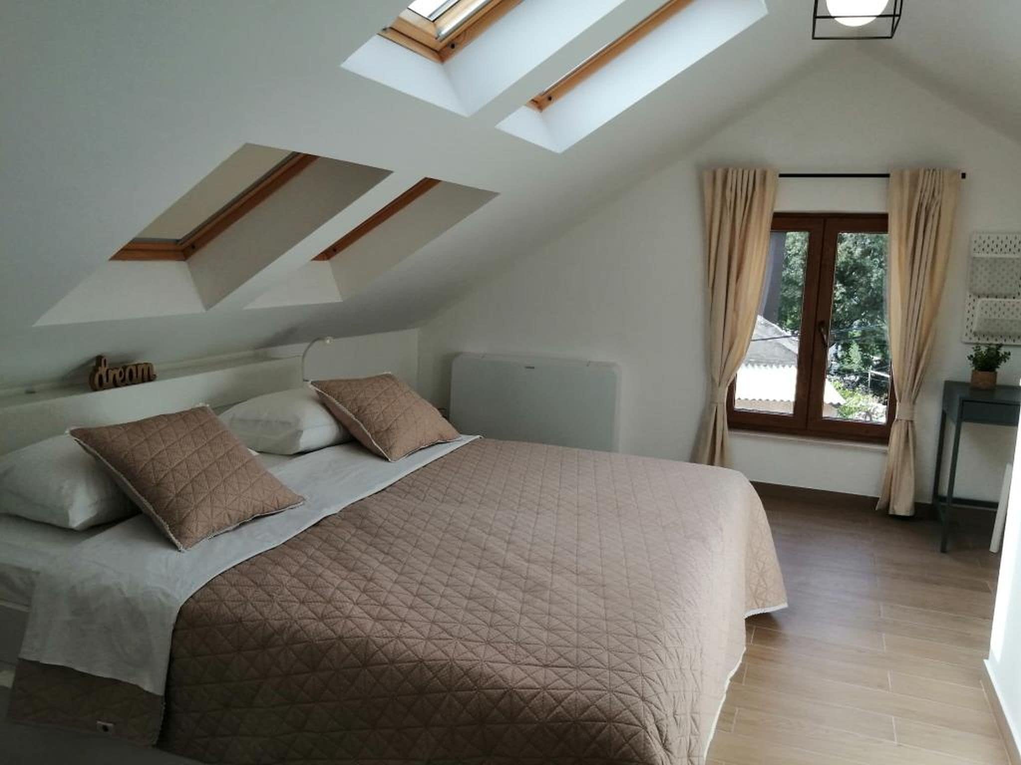 منزل | خزنة داخل الغرفة ومكواة/لوح كي وواي فاي مجانًا