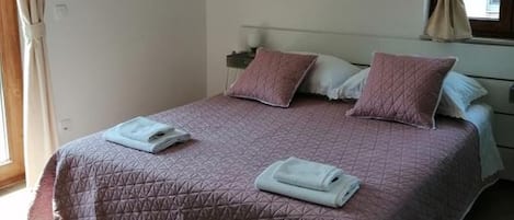 خزنة داخل الغرفة ومكواة/لوح كي وواي فاي مجانًا