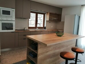 Maison | Cuisine privée | Réfrigérateur, micro-ondes, four, plaque de cuisson