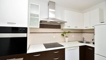 House | Private kitchen | Fridge, microwave, oven, stovetop