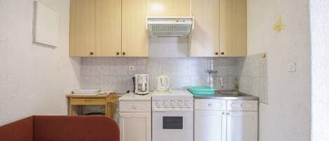 Appartement (A1) | Cuisine privée | Réfrigérateur, un four, surface de cuisson, cafétiÚre à espresso