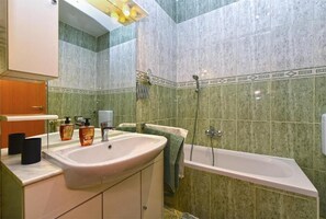 Bathtub - Apartment Karolina (Pula)