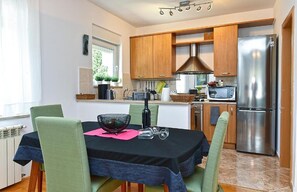 Apartment (A1) | Private kitchen | Fridge, microwave, oven, stovetop - Apartment Karolina (Pula)