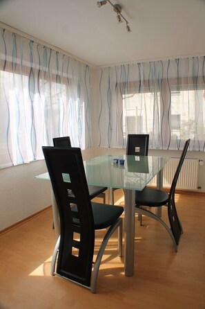 Dining - Business or vacation, central 80sqm apartment near Mercedes-Benz / Bosch / Porsche (Renningen)