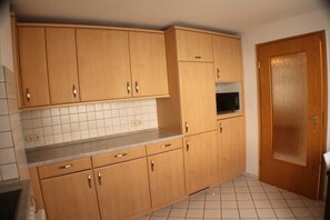 Mikrowelle, Herdplatte, Geschirrspüler