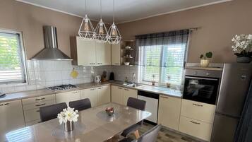 Apartment (A1) | Eigene Küche | Kühlschrank, Ofen, Herdplatte, Geschirrspüler