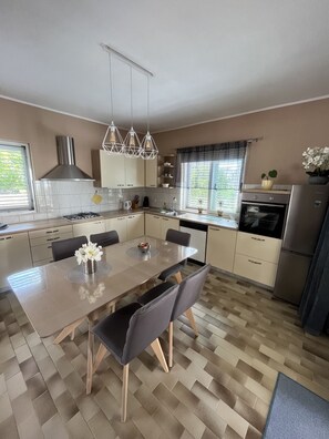 Apartment (A1) | Eigene Küche | Kühlschrank, Ofen, Herdplatte, Geschirrspüler