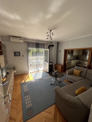 Appartement (A1) | Woonkamer | Een smart-tv