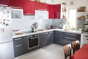 Apartment (A1) | Dapur peribadi | Peti sejuk, ketuhar, dapur, mesin basuh pinggan mangkuk 