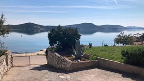 Un patio con vistas a un lago y colinas.