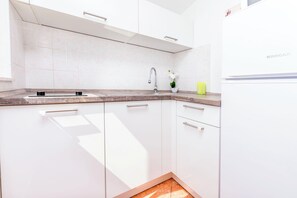 Appartement (A5) | Cuisine privée | Réfrigérateur, micro-ondes, plaque de cuisson, machine à expresso