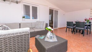 Un salon comprenant un canapé, une table basse et un coin repas avec des chaises et une table.