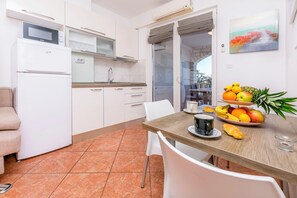Appartement (A1) | Cuisine privée | Réfrigérateur, micro-ondes, plaque de cuisson, machine à expresso