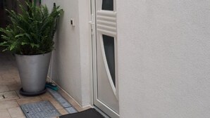 Een gebouwentree met een deur waarop 
