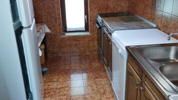 Apartment (A1) | Private kitchen | Fridge, microwave, oven, stovetop
