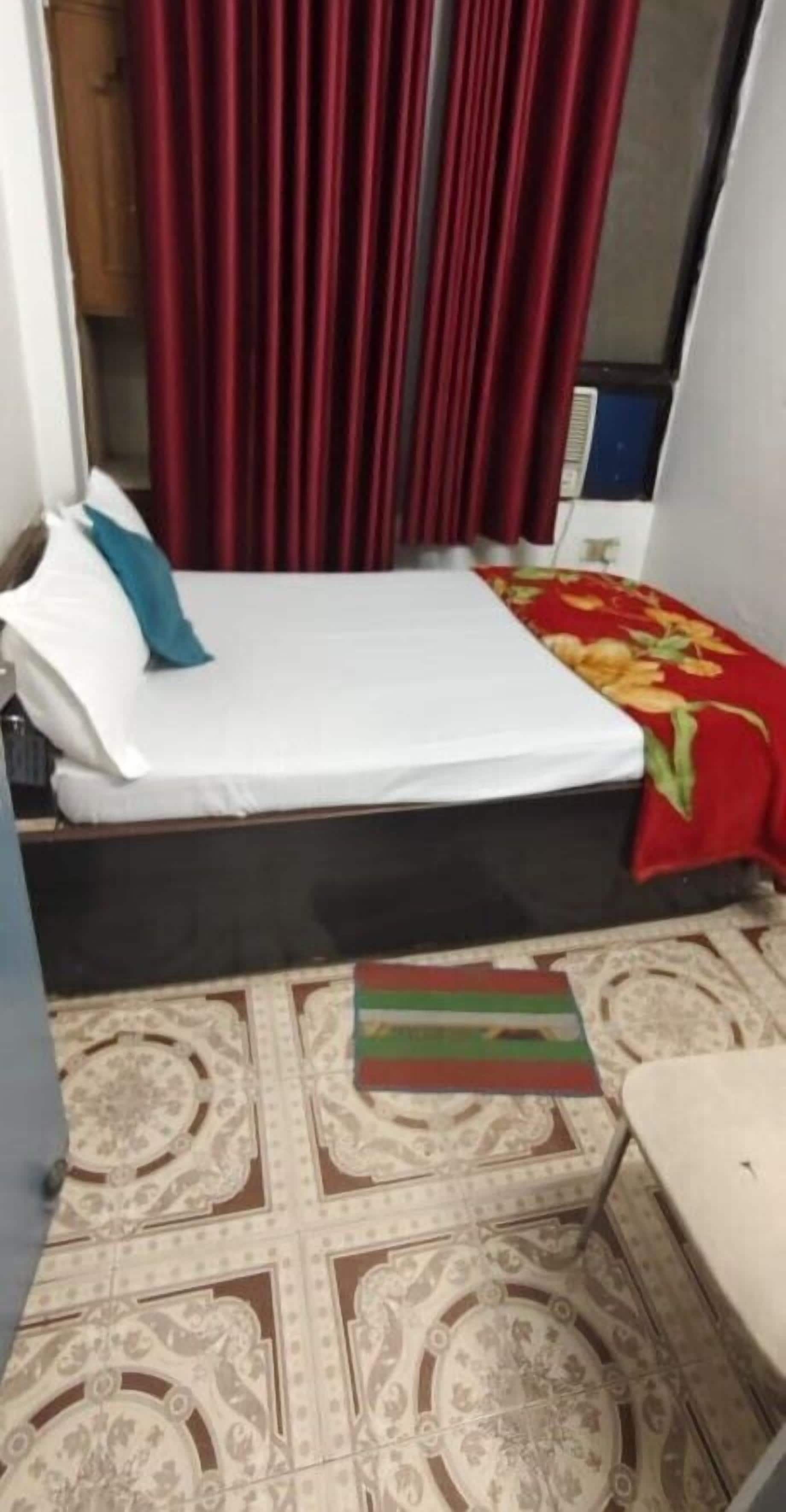 Desk, laptop workspace, free WiFi, bed sheets