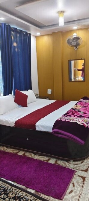 Escritorio, espacio para trabajar con laptop y wifi gratis 