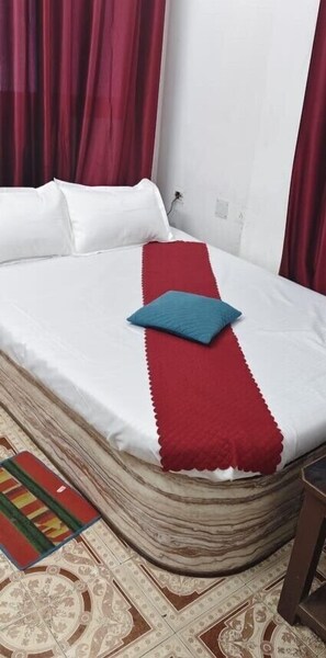 Escritorio, espacio para trabajar con laptop y wifi gratis 