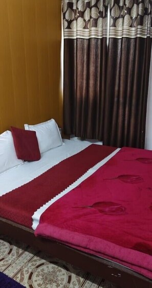 Escritorio, espacio para trabajar con laptop y wifi gratis 