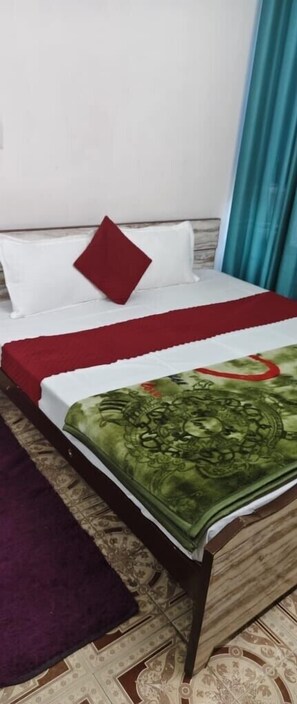 Escritorio, espacio para trabajar con laptop y wifi gratis 