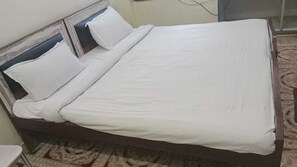 Työpöytä, kannettavalle tietokoneelle sopiva työtila, ilmainen Wi-Fi