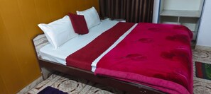 Deluxe Room, Penyaman udara | Meja, ruang kerja komputer riba, Wi-fi percuma, cadar katil 