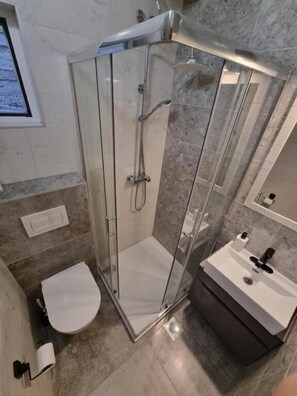 Apartment (A1) | Badezimmer | Dusche, Handtücher, Toilettenpapier