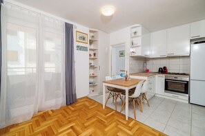 Apartment (A2) | Eigene Küche | Kühlschrank, Herdplatte, Kochgeschirr/Geschirr/Besteck, Gefrierschrank