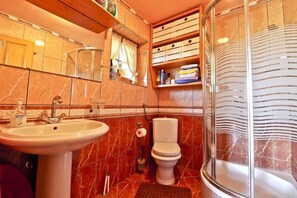 ハウス | バスルーム | シャワー、ジェットバス、タオル、トイレットペーパー